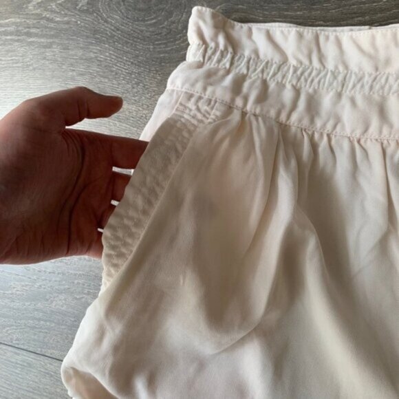 Aritzia Wilfred Women's Shorts Crepe Paperbag Ruched Elastic Waist Pale pink 2 - Picture 10 of 16